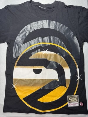 Camiseta Mitchell & Ness Atlanta Hawks Hardwood Classics XL gráfica ouro preto - Imagem 1 de 4