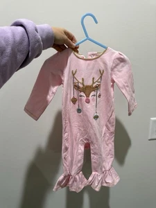  Mud Pie pink reindeer one-piece outfit Size 3-6 Months   - Foto 1 di 3