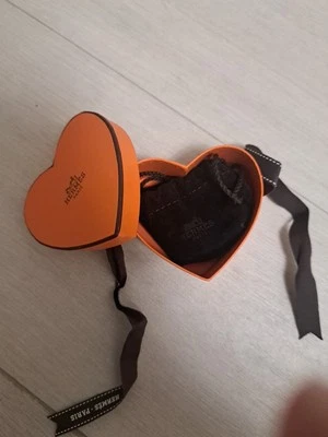 Auténtico Hermes Pequeño Corazón Caja Vacía con Cinta y Bolsa para el Polvo Foto 1 de 4