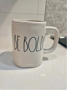 Taza Artesanal Rae Dunn Be Bold Taza Cerámica Blanca Grande Graduado Soporte para Lápices - Imagen 1 de 5
