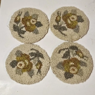Juego de 4 Posavasos Enganchados de Lana Hechos a Mano Crema Bronceado Floral Primitivo Cottagecore Foto 1 de 4