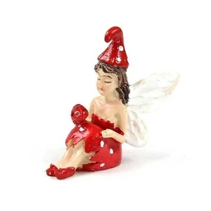 Fee sitzt auf einem Pilz mit Marienkäfer Figur, Fiddlehead Gärten - Bild 1 von 4