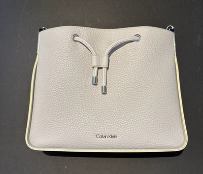 Cartera de mano Hobo con cordón Calvin Klein Fay con correa de red ajustable - Gris Foto 1 de 4