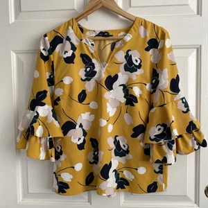 Top Ann Taylor Factory Amarillo Estampado Floral Volantes Medio Cuello en V Mangas 3/4 - Imagen 1 de 7