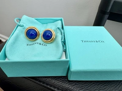 Pendientes Tiffany & Co de oro amarillo de 18 quilates grandes de lapislázuli Omega con clip 19,98 gramos Foto 1 de 4