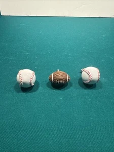 Set 3 pomelli per cassetti a tema sportivo - 2 baseball, 1 calcio - diametro 1,25" - Foto 1 di 2