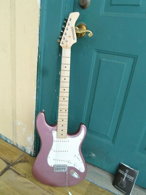 Fernandes Edición Limitada Strat Borgoña Mist De Colección Nuevo de Lote Antiguo Foto 1 de 4