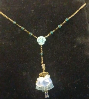 Collar bailarina calaveras y rosas Betsey Johnson azul claro Foto 1 de 4