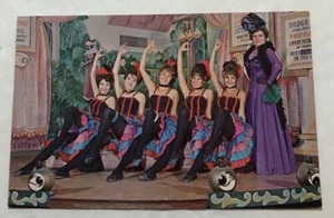 Dodge City Kitty & The Daisy Belle Can-Can Ragazze, Dodge City, Kansas. PC (D2) - Foto 1 di 2