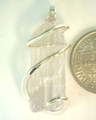 Fragmento de kuncita rosa natural de 19,15 quilates en plata de ley colgante envolvente artística Foto 1 de 4