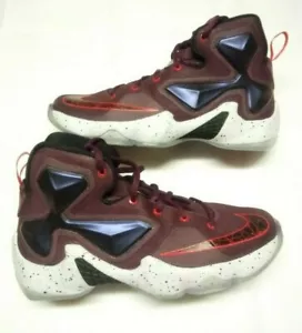NUOVE SCARPE DA BASKET NIKE LEBRON XIII (GS) (808709 500) BORDEAUX BAMBINI TAGLIA 6 anni - Foto 1 di 5