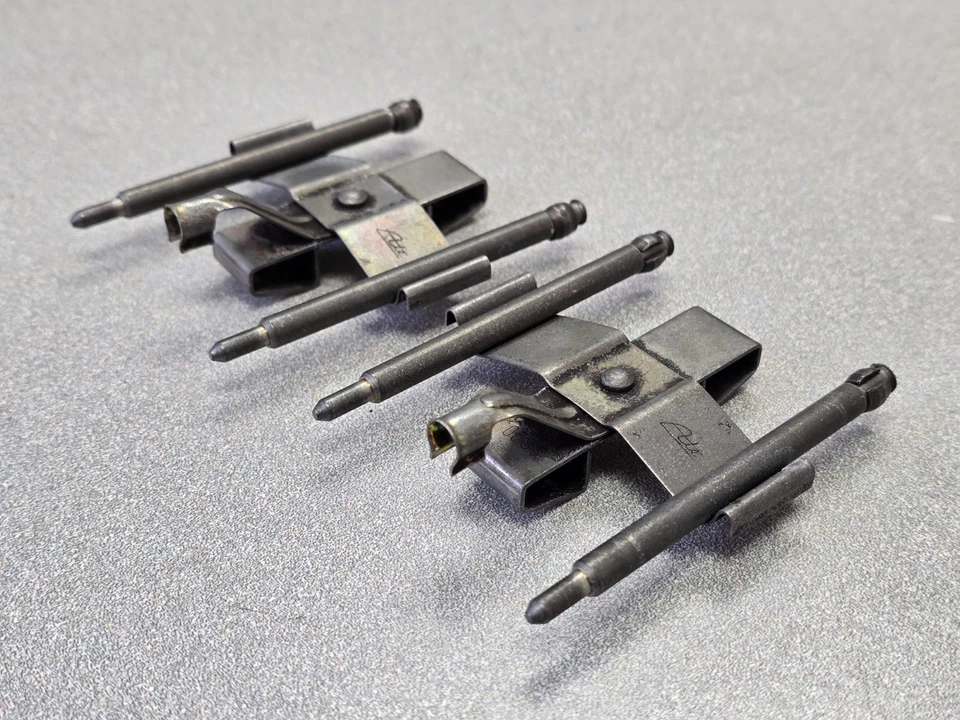 NICE USED ORIGINAL PORSCHE 911 CARRERA FRONT BRAKE CALIPER KIT W SPRINGS PINS — 第 1/4 张图片