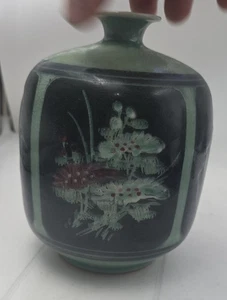 Vintage handbemalte Keramik Vase mit Blumenmotiv und glänzender Glasur 6,75 cm - Bild 1 von 10