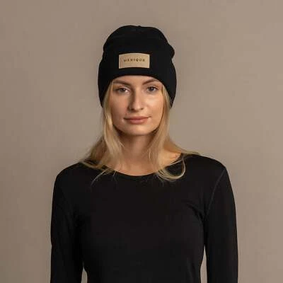 Gorro tejido para mujer con logotipo MENIQUE Foto 1 de 4