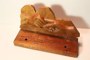 1st World Conference of Mayors 1984 Wood Carved Desktop Pen Holder Holding Hands - Picture 1 of 6