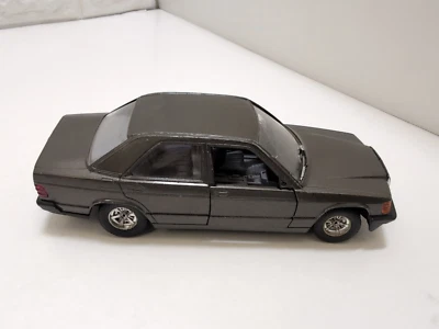 Burago Mercedes 190 E 1:25 - Immagine 1 di 4