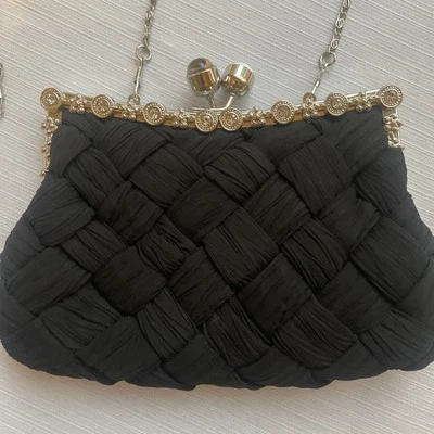Cartera de noche para mujer negra trenzada satinada cadena de metal plateado de 24" y 15” Foto 1 de 4