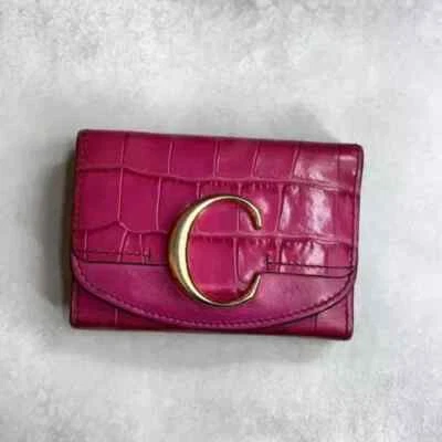 Chloe Trifold Wallet in Croc Embossed Authentic Pink Gold Foto 1 de 4
