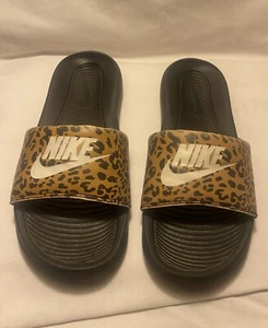Nike VICTORI ONE PRINT SLIDES Women - Chutney/White-black. Size 8 - Picture 1 of 5