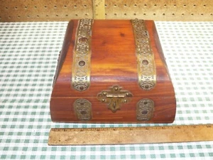 Scatola gioielli vintage NUSSBAUM NOVELTY CO. Legno di cedro e ottone, mini petto-BERNA, IN - Foto 1 di 8