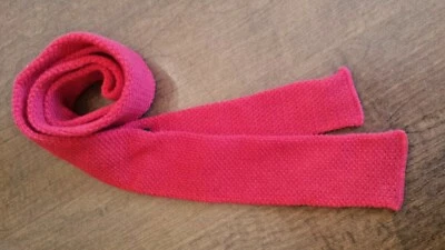 Corbata ajustada para hombre extremo cuadrado tejida roja hecha en EE. UU. Navidad Foto 1 de 4