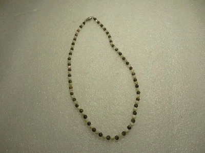 Collar de cuentas de madera de coco Pukka madreperla de 14" Foto 1 de 4