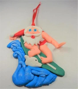 SANTA SURFING UNA OLA CON UN DELFÍN ÁRBOL DE NAVIDAD NÁUTICO ADORNO NAVIDEÑO - Imagen 1 de 4