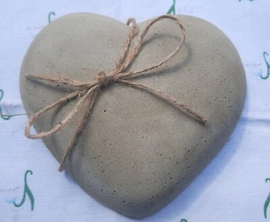 Herz aus Beton, Garten-Raum-Deko, Dekoration, grau,Handarbeit,B:18/H:16,5/T:4 cm - Bild 1 von 8
