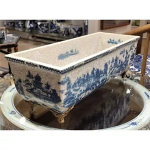 PIANTANA RETTANGOLARE IN PORCELLANA SALICE BLU CON PIEDI ORMOLU BRONZO - 18''L - Foto 1 di 8