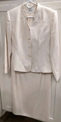 Le Suit Petite Skirt Suit Size 10P 4 Button Blazer Fully Lined Back Zip Skirt  - Image 1 of 4