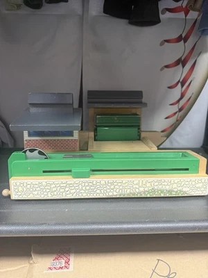 Thomas And Friend Ferrocarril de madera - Aserradero Sodor (raro) con depósito de vertido.  Foto 1 de 4