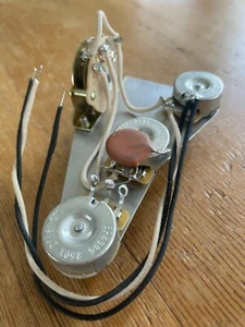 Arnés de cableado estilo Fender Stratocaster años 60 250 k plato trasero CTS Pot tapa .1uf - Imagen 1 de 4