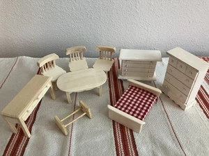 LOT Greenbrier Int. Puppenstube Holz Möbel Tisch Stühle Kommoden Bett Buffet - Bild 1 von 16