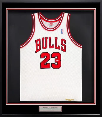 Camiseta deportiva de retiro Bulls Michael Jordan blanca con marco automático Nike auténtica 1998-99 UDA Foto 1 de 4