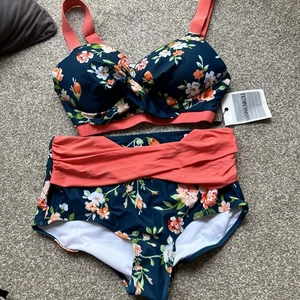 Neu mit Etikett Hannah Nikole Badeanzug Übergröße 16 W koralle marineblau Blumenmuster breite Träger - Bild 1 von 8