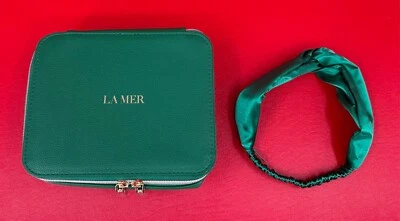 Estojo cosmético verde La Mer e faixa de cabelo acetinado conjunto combinando - Imagem 1 de 4