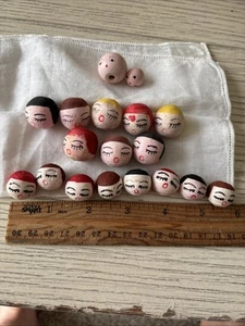 16 Vintage Puppenköpfe aus gesponnener Baumwolle zum Basteln 8 große 8 kleine + 2 Holzperlen - Bild 1 von 5