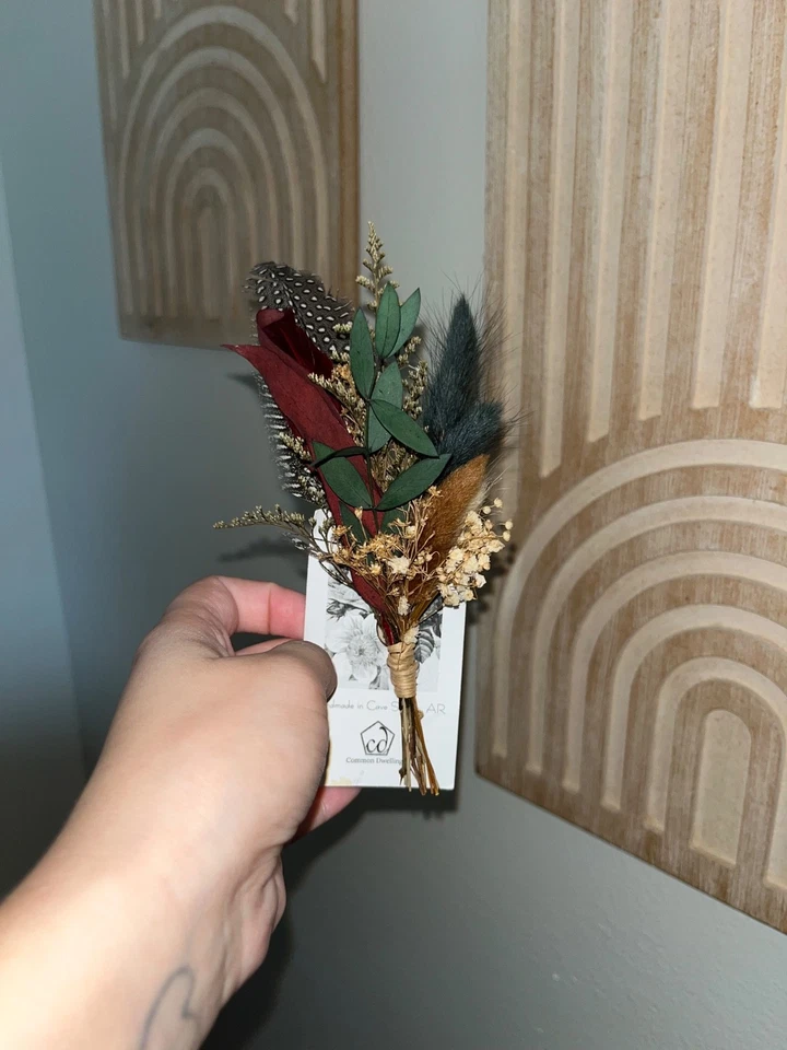 Nuevo boutinniere floral seco en rojo y verde  Foto 1 de 1