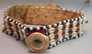 COLLAR AFRICANO JOYERÍA ADORNO CEREMONIAL ORIGINAL KUBA CUENTAS CÁSCARA DE COWRIE - Imagen 1 de 12