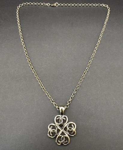 Chanel Clover Heart CC Collana