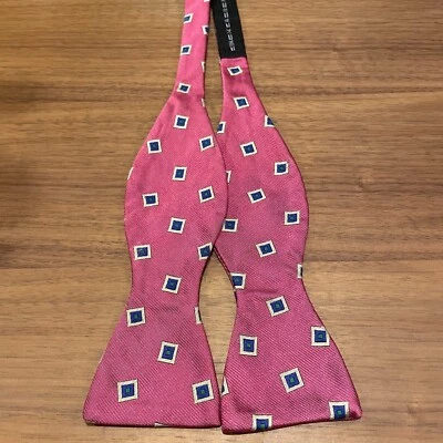 Pajarita de seda Polo Ralph Lauren base rosa y patrón geométrico, hecha en Italia Foto 1 de 4