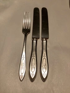 Oneida Adam:Monogram “R”  2-Dinner Knives & 1-Fork, Silverplate.1917 - Picture 1 of 22