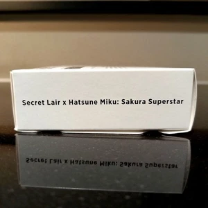 Secret Lair x Hatsune Miku: Sakura Superstar Magic The Gathering Magic The Gathering sin papel de aluminio - Imagen 1 de 6