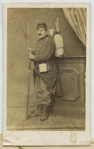 CDV militaire guerre de 1870-71. Mobile avec paquetage et fusil dénommé Angenost - Picture 1 of 2