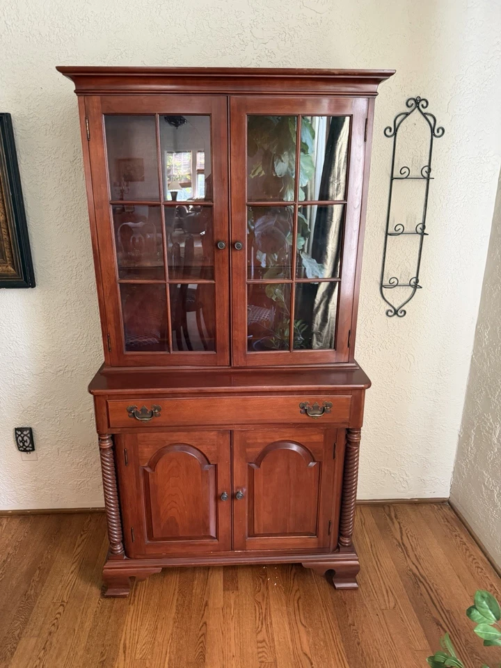Este es un gabinete de porcelana de cereza Willett Furniture Company vintage con cuerda giratoria Foto 1 de 4