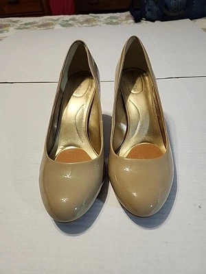 Bandolino Claro Natural Bronceado Beige Bria Puntera Redonda Tacones Patente Bomba Talla 10.5 M Foto 1 de 4