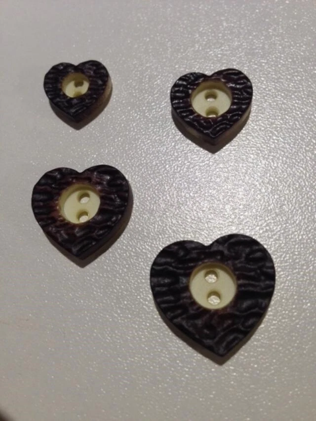 2 x Knopf "Herz", Hirschhorn-Optik, 2-Loch, braun-natur, wählen Sie aus 4 Größen - Bild 1 von 1