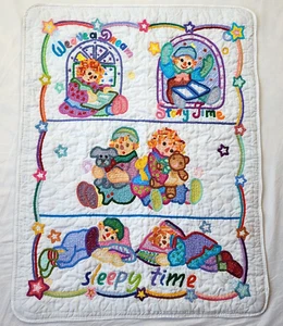 Bucilla Raggedy Ann Andy Babydecke Crewel Stickerei Kinderbettbezug Sleepy Time - Bild 1 von 8