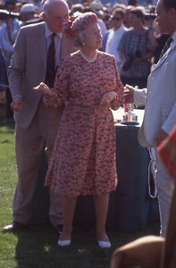 Hm Queen Elizabeth Original 35mm Photo Slide @ Cartier Polo 1995 Q34 - Picture 1 of 2