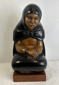 Bolivien handgeschnitzte Holzstatue Mutter sitzend mit Händen verschlossen von J. Ramirez - Bild 1 von 20